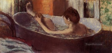 Edgar Degas Painting - Mujer en un baño frotándose la pierna con una esponja Edgar Degas